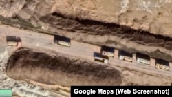 Автомобільна техніка в районі колишнього військового аеродрому поблизу Багерового. Крим, 2024 рік. Супутникові знімки Google Maps