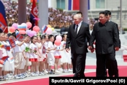 Президент Росії Володимир Путін (л) і лідер Північної Кореї Кім Чен Ин на офіційній церемонії зустрічі на площі Кім Ір Сена у Пхеньяні, 19 червня 2024 року