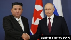 Лідер Північної Кореї Кім Чен Ин (л) і президент Росії Володимир Путін