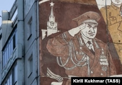 Фрагмент фрески із зображенням колишнього міністра оборони РФ Сергія Шойгу на житловому будинку в місті Кизилі, Росія, Республіка Тува