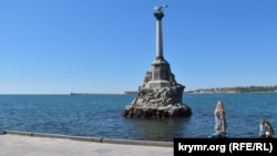 Біля пам'ятника Затопленим кораблям на набережній Корнілова у Севастополі