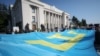 Великий кримськотатарський прапор, розгорнутий біля Верховної Ради у Києві. Україна, 15 червня 2021 року