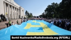 Великий кримськотатарський прапор біля будівлі Верховної Ради України. 15 червня 2021 року