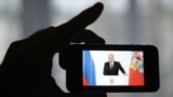 Трансляція виступу Володимира Путіна на телефоні. Ілюстративне фото