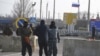 Проросійські бойовики в масках на встановленому на Чонгарі блокпосту, північ Криму, 7 березня 2014 року